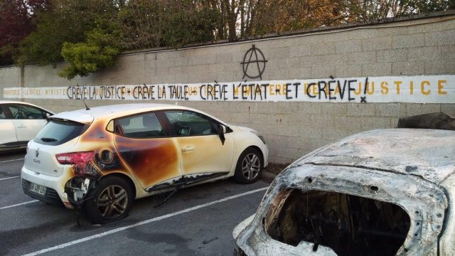 Antifa_36's tweet photo. Frankreich : gegen die Überwachung, die Knäste und die Autorität - Einige Angriffe in der Zeit der Ausgangssperre. #Marseille - Auto eines Knastmitarbeiter. #Amiens - Gefangenentransporter. #Besançon - Auto der Stadtverwaltung. Infos: https://t.co/f2UIGCBq7d #virusofcontrol https://t.co/MGZ2oY7awM