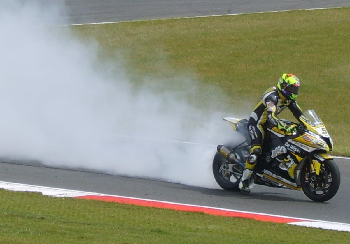 Tia_Oct1980's tweet photo. @CWStalker9 killing his tyre Snetterton 2015 https://t.co/tEChIccHh1