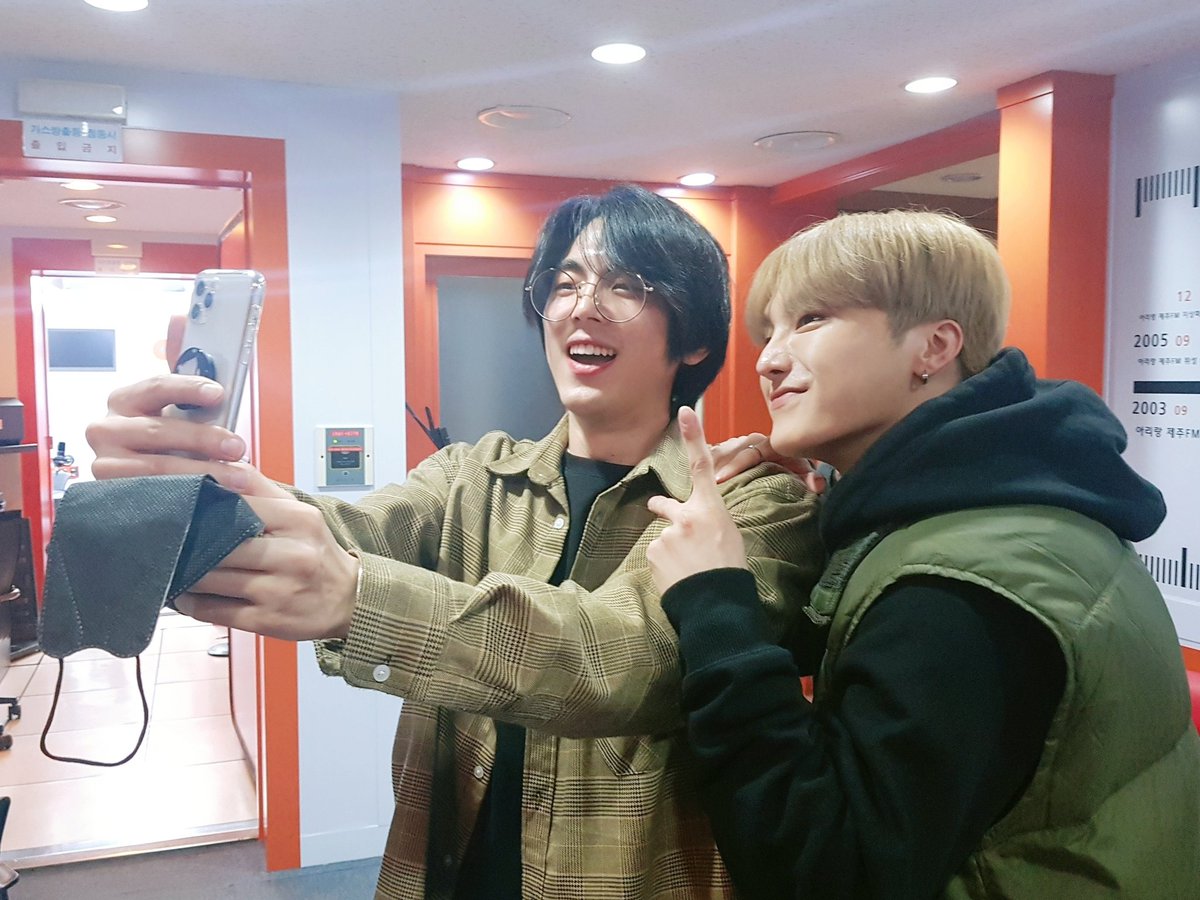 musicaccess0304's tweet photo. [WELCOME, IT’s OPPAs]
황도처럼 달달한 OPPAs ꉂꉂ(ᵔᗜᵔ*)
불금을 신체나이 테스트로 불태웠어요🔥
여러분의 신체나이는 몇 살인가요? 🎶
-
#musicaccess #arirangradio
#뮤직엑세스 #아리랑라디오
#bigflo #빅플로 #LEX #렉스
#IsaacHong #홍이삭 https://t.co/pbxRaTLWA2