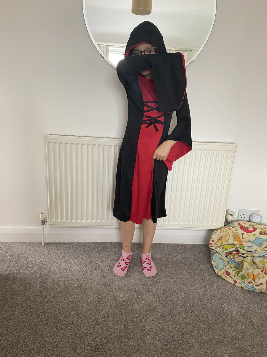 pritchm469's tweet photo. @thebodycoach Pritchard family in Oxford ready for PE this morning , Eva dressed as a vampire and Edward as a sportsman! https://t.co/L0xCHz5D7Y