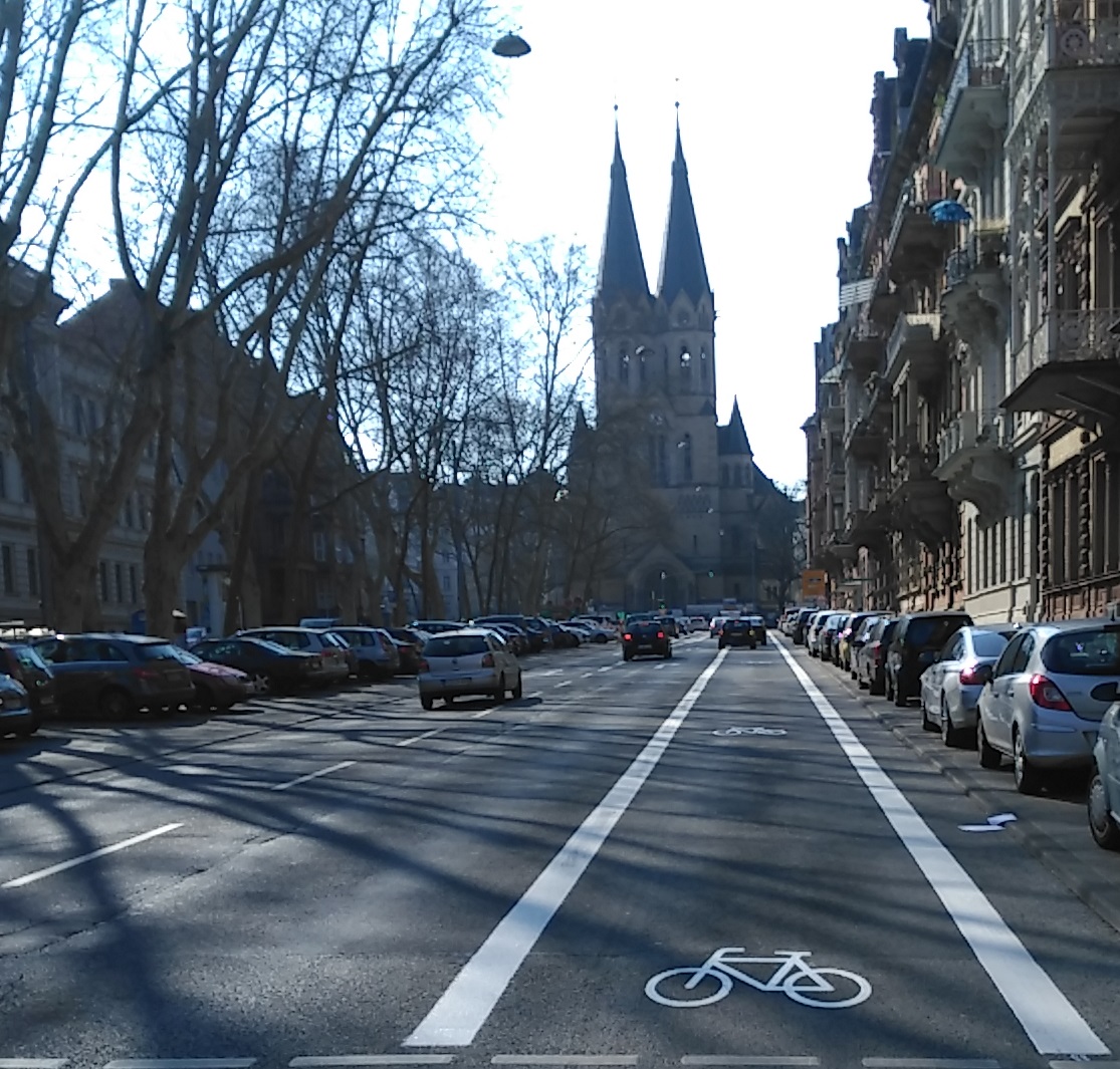 RADallianz's tweet photo. Die Rheinstraße #Wiesbaden wird ummarkiert. Aus 3 mach 2 stadtauswärts ab Wörthstraße jetzt mit breiten Radweg samt Abstand zu stehenden PKWs. So sieht #MehrplatzfürsRad Danke @Stadt_Wiesbaden und @ADFC_Wi 
 @outback8612 @Merkurist_WI @wknachrichten /GUE https://t.co/Gr87pgxk4p