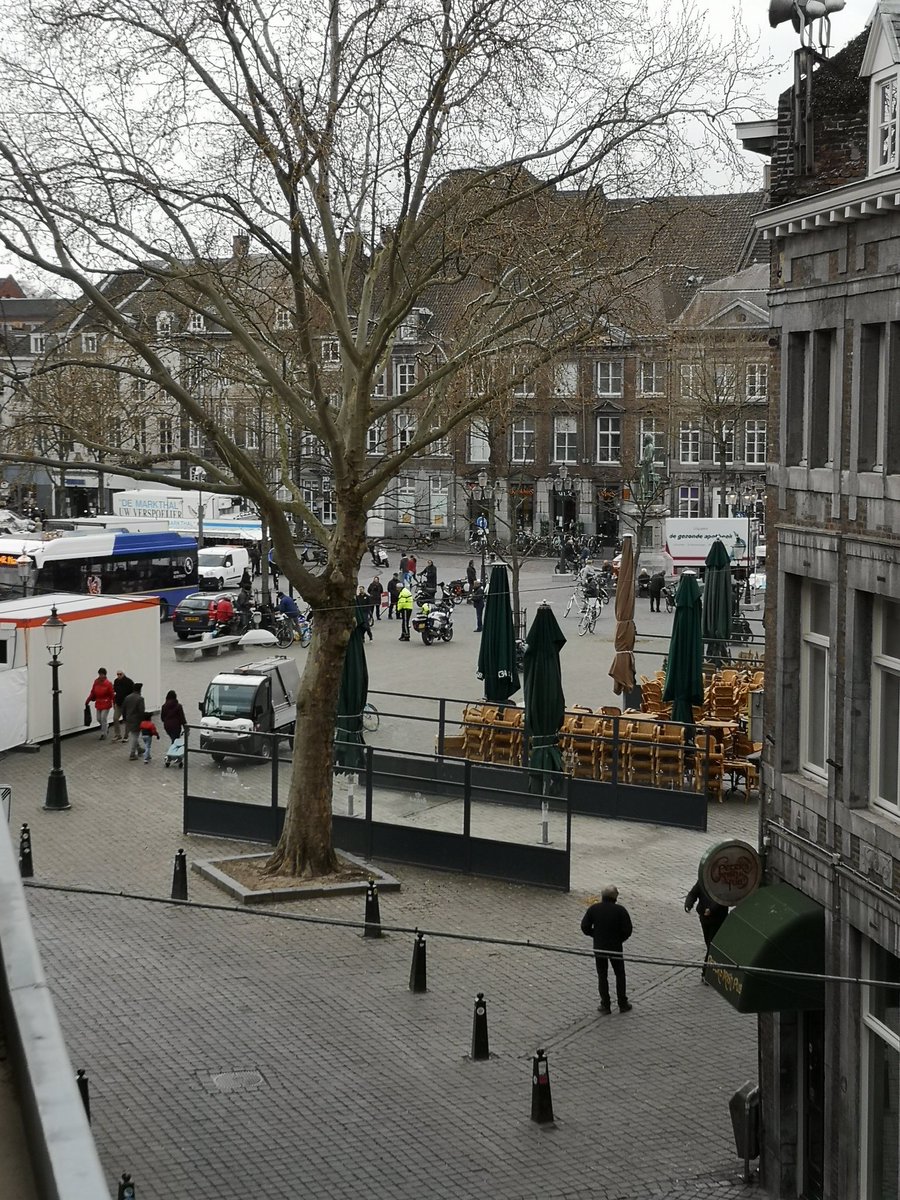 beebzo's tweet photo. Mark Rutte doet een beroep op gezond verstand.. Ver te zoeken hier,,
#coronavirusNederland #Maastricht #durftezeggen @MinPres @tvmaastricht https://t.co/4dOGFqoh5Y