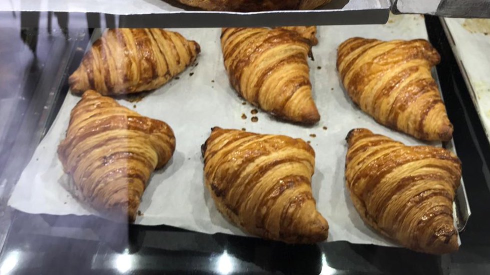 TomVadinia's tweet photo. Tiendas esenciales del barrio (I). La Gourmandise, panadería. https://t.co/XAPPSN1DeC
