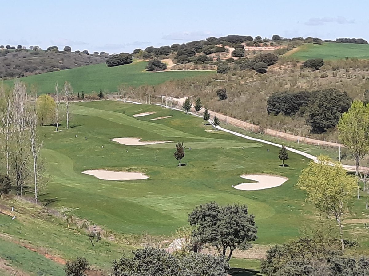 CabanillasGolf's tweet photo. Sabemos que nos echáis de menos, nosotros a vosotros también,  os dejamos unas fotos del campo en estos días, está precioso,¡¡¡Pronto estaréis jugando aquí de nuevo!!! ¿Quién sabe que hoyo sale en cada foto? , esperamos tus comentarios. 🏌️‍♀️⛳🏌️‍♂️ https://t.co/WrCIdmk072