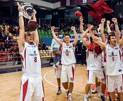 [USE STEP BACK]
quanto ci manca il basket giocato, così abbiamo pensato di pubblicare vecchie partite.
La prima partita non poteva che essere 𝗹𝗮 𝘃𝗶𝘁𝘁𝗼𝗿𝗶𝗮 𝗱𝗲𝗹𝗹𝗮 𝗖𝗼𝗽𝗽𝗮 𝗜𝘁𝗮𝗹𝗶𝗮 𝗻𝗲𝗹 𝟮𝟬𝟬𝟳 al PalaLido di Milano.
🎥 youtu.be/b2ic4dmXWn4
#weareuse
