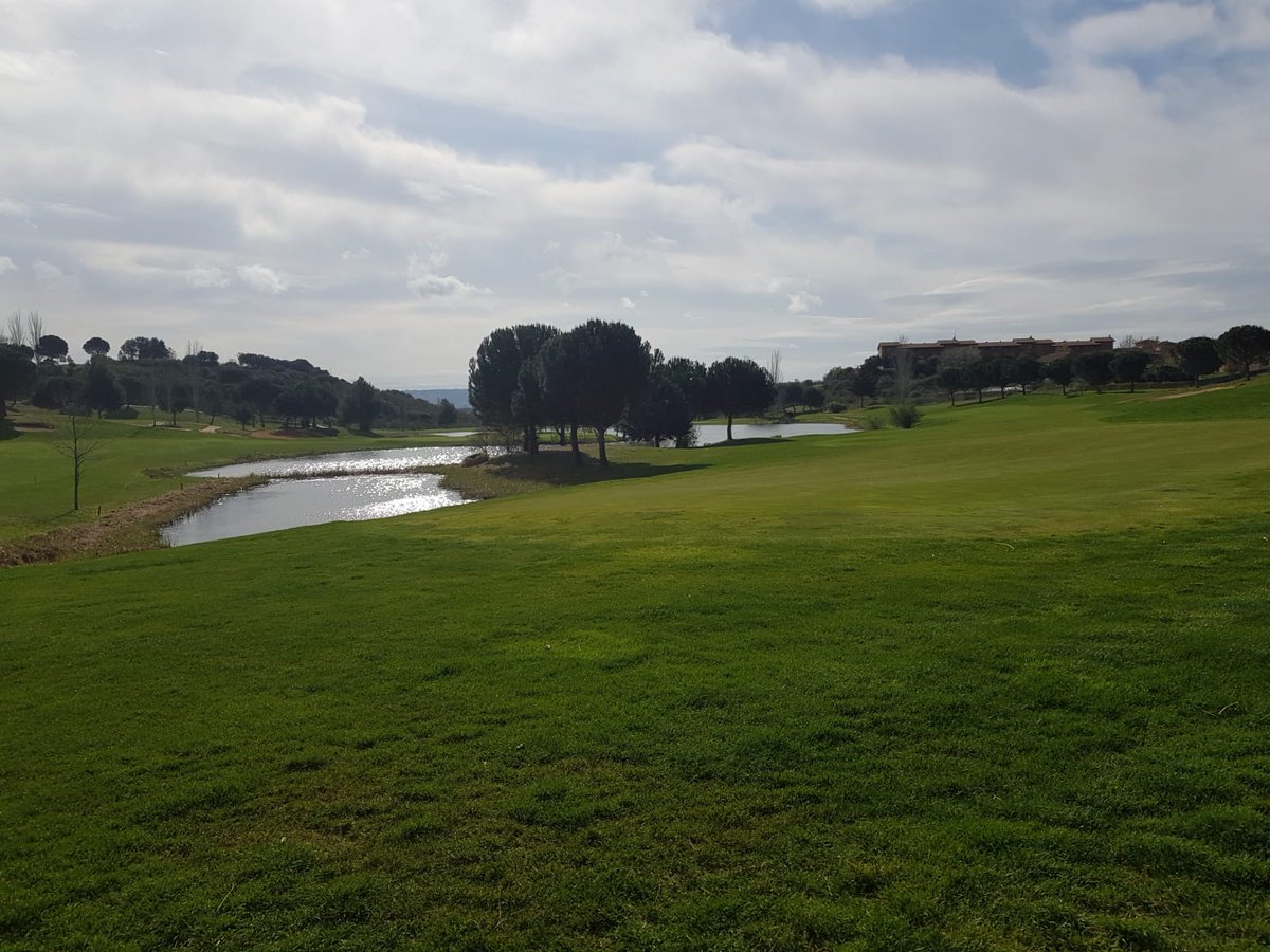 CabanillasGolf's tweet photo. Sabemos que nos echáis de menos, nosotros a vosotros también,  os dejamos unas fotos del campo en estos días, está precioso,¡¡¡Pronto estaréis jugando aquí de nuevo!!! ¿Quién sabe que hoyo sale en cada foto? , esperamos tus comentarios. 🏌️‍♀️⛳🏌️‍♂️ https://t.co/WrCIdmk072