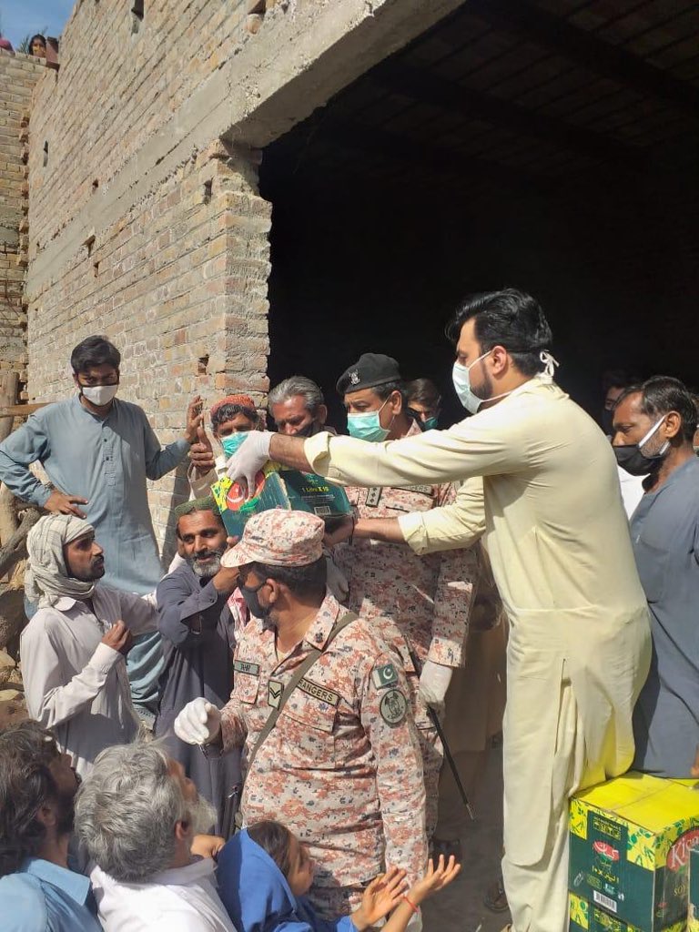 TeamSoomro's tweet photo. جیکب آباد میں راشن بیگز کی تقسیم کا عمل جاری ہے۔اگر کسی بھی گھر راشن بیگ نہیں پہنچا تو وہ ہمارے لوکل ٹیم ممبرز سے رابطہ کریں۔ انشااللّہ ہر گھربیگز کی فراہمی یقینی بنائی جائے گی۔
آپ سب سے گُذارش ہے کہ اپنے گھروں میں رہیں۔ ہماری ٹیم جیکب آباد کے ہر علاقے میں پہنچے گی۔شُکریہ https://t.co/2lF8bCDVyX