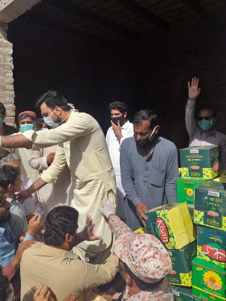 TeamSoomro's tweet photo. جیکب آباد میں راشن بیگز کی تقسیم کا عمل جاری ہے۔اگر کسی بھی گھر راشن بیگ نہیں پہنچا تو وہ ہمارے لوکل ٹیم ممبرز سے رابطہ کریں۔ انشااللّہ ہر گھربیگز کی فراہمی یقینی بنائی جائے گی۔
آپ سب سے گُذارش ہے کہ اپنے گھروں میں رہیں۔ ہماری ٹیم جیکب آباد کے ہر علاقے میں پہنچے گی۔شُکریہ https://t.co/2lF8bCDVyX
