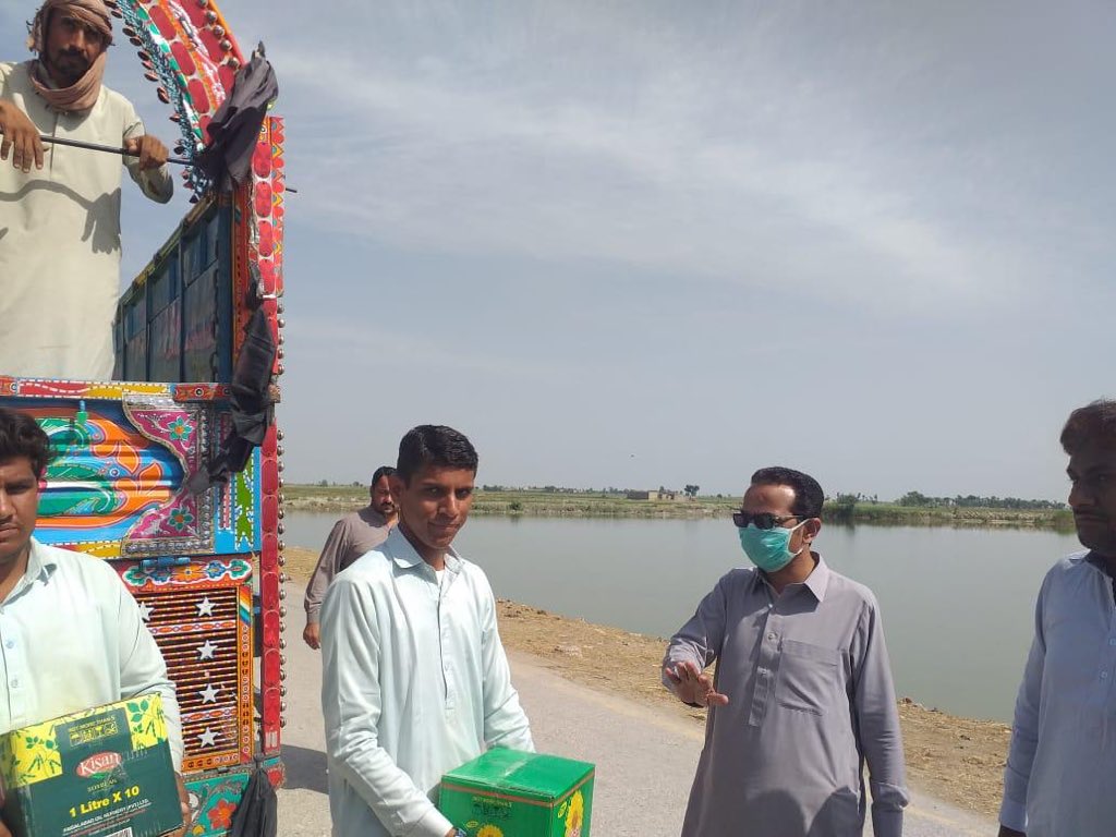 TeamSoomro's tweet photo. جیکب آباد میں راشن بیگز کی تقسیم کا عمل جاری ہے۔اگر کسی بھی گھر راشن بیگ نہیں پہنچا تو وہ ہمارے لوکل ٹیم ممبرز سے رابطہ کریں۔ انشااللّہ ہر گھربیگز کی فراہمی یقینی بنائی جائے گی۔
آپ سب سے گُذارش ہے کہ اپنے گھروں میں رہیں۔ ہماری ٹیم جیکب آباد کے ہر علاقے میں پہنچے گی۔شُکریہ https://t.co/2lF8bCDVyX