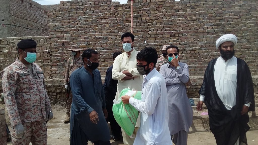 TeamSoomro's tweet photo. جیکب آباد میں راشن بیگز کی تقسیم کا عمل جاری ہے۔اگر کسی بھی گھر راشن بیگ نہیں پہنچا تو وہ ہمارے لوکل ٹیم ممبرز سے رابطہ کریں۔ انشااللّہ ہر گھربیگز کی فراہمی یقینی بنائی جائے گی۔
آپ سب سے گُذارش ہے کہ اپنے گھروں میں رہیں۔ ہماری ٹیم جیکب آباد کے ہر علاقے میں پہنچے گی۔شُکریہ https://t.co/2lF8bCDVyX