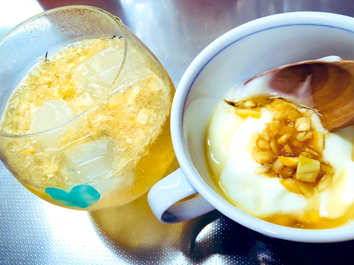 sakura_pandeiro's tweet photo. レモンのハチミツ砂糖漬け🍋
ミキサー無いので切りました。
ヨーグルトに入れたり炭酸で割ったり。
甘くて酸っぱくて美味しい🥰
またあのキッチンカーに出会えたら良いなぁ♬
#イズィーズカフェ
#IzzysCafe https://t.co/iTQoUsTXt8