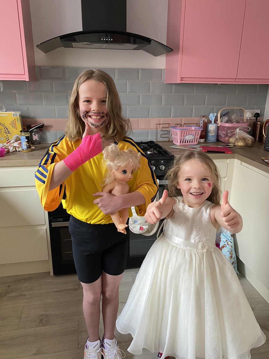dazzamc1998's tweet photo. @thebodycoach Macy &amp; Norah in Falkirk ready for PE this morning. Our own Joe ready to take the class!! 😂 #PEWithJoe https://t.co/taQGJ8VSNz
