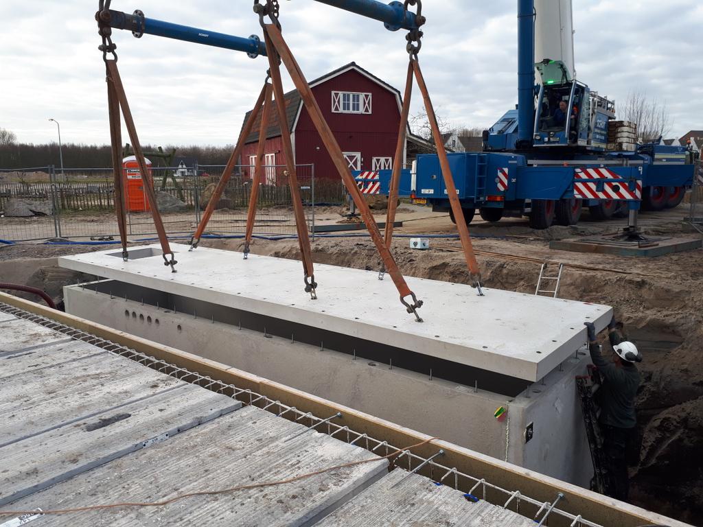 Het werk gaat gewoon door. Vandaag de plaatsing van de ijsbufferkelder voor de ecologische school de Verwondering in Almere Nobelhorst. #duurzaam #Solareis #wouda #vastgoedbedrijf