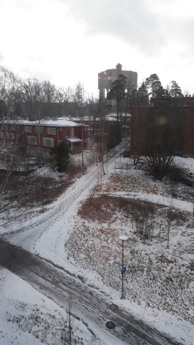 SuihkoAnna's tweet photo. Työmatkalla #fillari'lla ihastelen #lunta, aurinkoa, #pilvi'ä taivaalla. Kohta töissä ruudun takaa vain harmaata #vaihtelevasää #vaihteluvirkistää #kevätsää https://t.co/pJJmUHjkh4