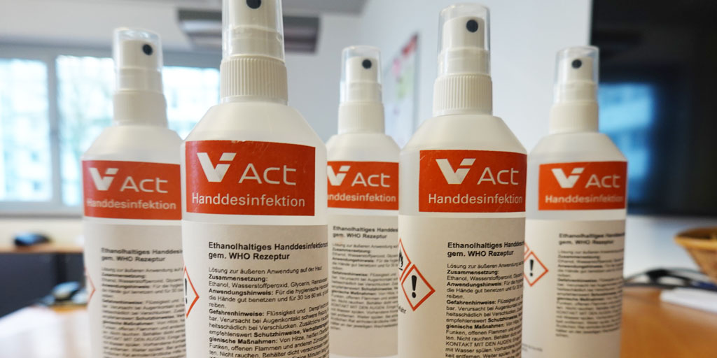 Viessmann's tweet photo. Wir setzen die Ideen unserer Mitarbeiter um: Eine davon ist die Herstellung eines eigenen #Desinfektionsmittels aufgrund der aktuellen Lieferengpässe. Das Mittel wird in unserem chemischen Labor hergestellt und im Unternehmen verteilt. #Viessmann #ViStandTogether https://t.co/WUUj1s4yWE