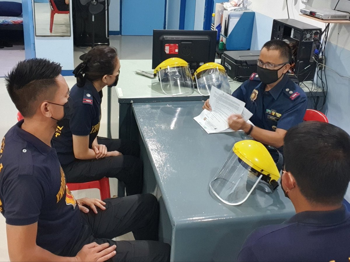 occlo58's tweet photo. On April 3, 2020 at around 2:30 PM, PLTCOL RICARDO G LAMING, City Chief, Olongapo City CLO, conducted information dissemination to OCCLO duty personnel regarding the Guidelines on the Management of Human Remains forPUI and Confirmed COVID19 Cases. https://t.co/94DbA38Fst