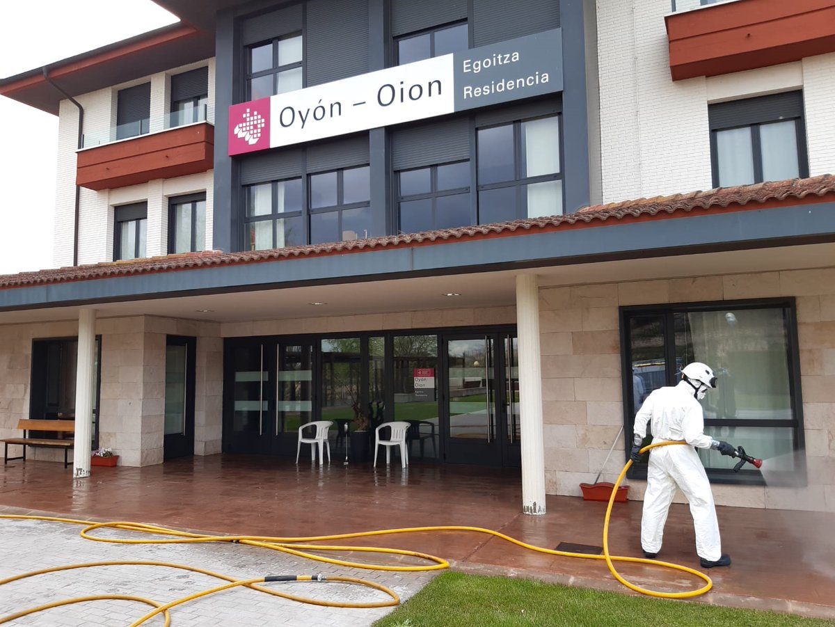 radio_vitoria's tweet photo. 🚒 Despliegue de los seis parques de los @BomberosAraba en tareas de desinfección en residencias, farmacias, comercios,... #UCEIS 🧑🚒 #COVID19
🔊 #Herrian @AcoaAke
https://t.co/5IJvn3hTnW https://t.co/Ytjmoex6aq