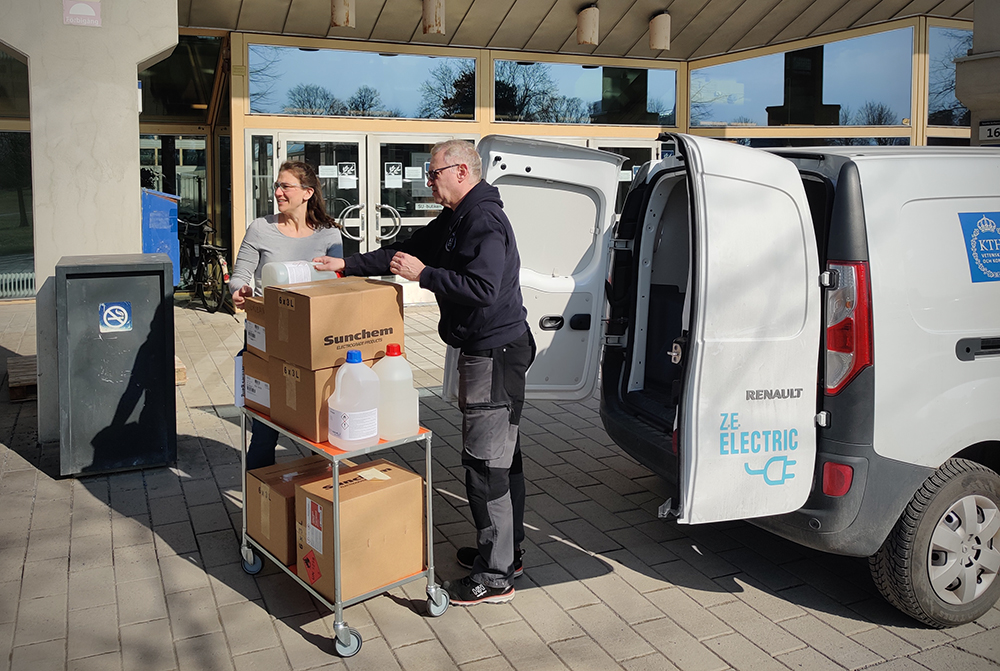 KTHuniversity's tweet photo. Handsprit, skyddsvisir och fruktleveranser till vårdpersonal. Det är några exempel på KTH-medarbetares engagemang för att bidra till sjukvården under coronakrisen.#CoronaVirusSverige https://t.co/wifRYHzxOm https://t.co/eGplGGOItg