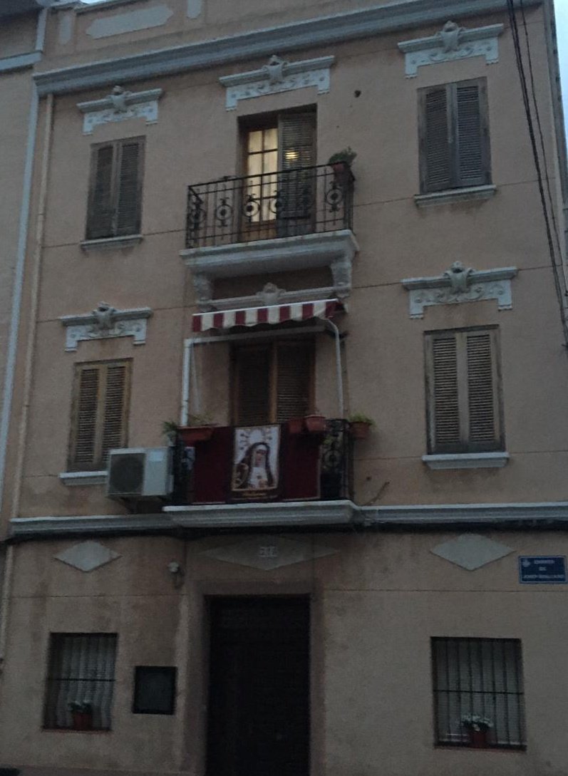 Recorda hui Divendres de Dolor,  vos convidem a vestir les balconades amb cobertors i imatges de la #SetmanaSantaMarinera.
Publiqueu les vostres imatges amb el hastag #AcíEsViuSetmanaSantaMarinera o <a href="/jmssmv/">Junta Mayor Semana Santa Marinera de València</a>
per a mostrar al món com viu la seua festa gran el Marítim.