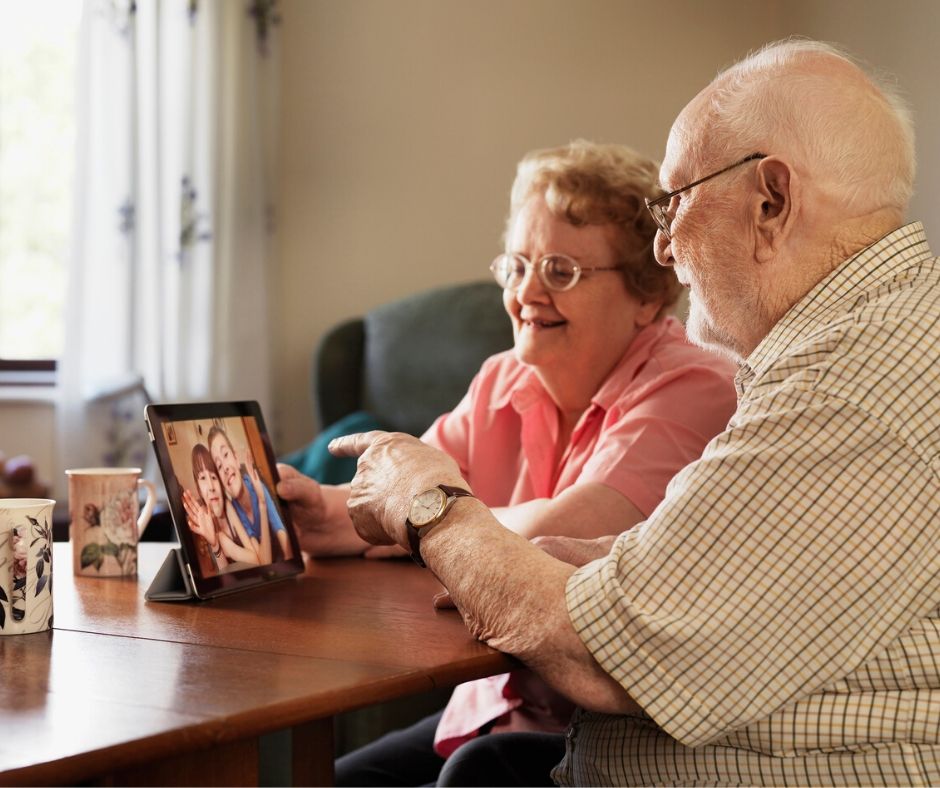 thegoodexchange's tweet photo. Do you wish you could see as well as talk to your family &amp; friends 👩‍👩‍👧‍👦during the lockdown? Our new guide to using @zoom_us has step-by-step instructions on how to set up #free video calls!! Download here: https://t.co/eQyPupFeFs https://t.co/54uk90LkRV