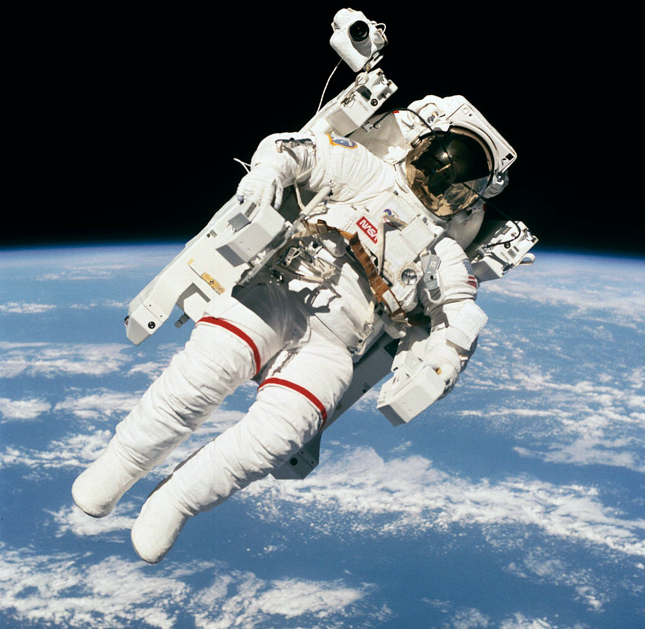 UNOOSA's tweet photo. Spacewalks continue to mark major milestones in the #HumanSpaceflight journey. Here is a photo of U.S. #astronaut #BruceMcCandlessII performing the 1st untethered #spacewalk in 1984!
#SpaceflightHighlight
Photo: @NASA https://t.co/TvQtrXkljd