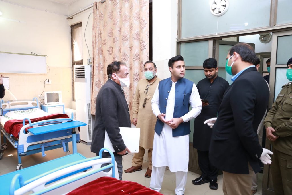 sayedzbukhari's tweet photo. وزیرِ اعظم کی ہدایات کے مطابق اٹک میں قائم قرنطینہ سنٹر کا دورہ کیا۔فی الحال 1073 مریضوں کا انتظام موجود ہے،لیکن میری کوشش ہے کہ ضلعی انظامیہ کے ساتھ مل کر اسے بڑھایا جائےاور بہترین سہولیات کو یقینی بنایا جائے
موجودہ وسائل کے بہترین استعمال پر DC,DPO اور انکی ٹیم داد کے مستحق ہیں https://t.co/vEGopCKfS1