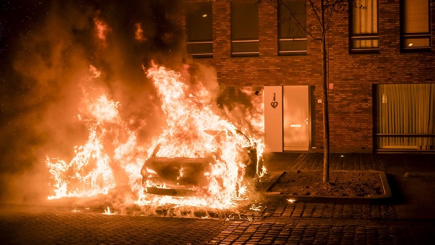 Twee auto's uitgebrand op Bonaireplein, mogelijk brandstichting..