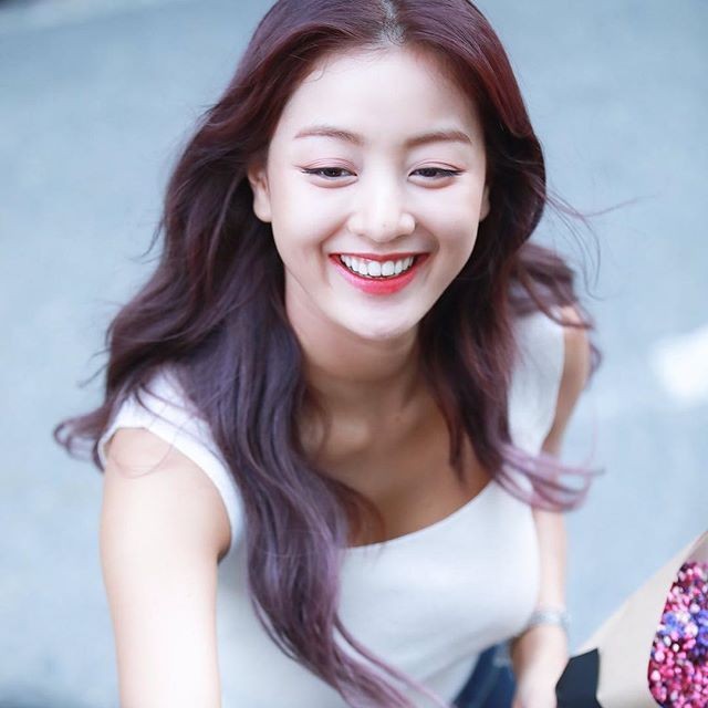 Jihyo& #39;s gummy smile- a necessary thread