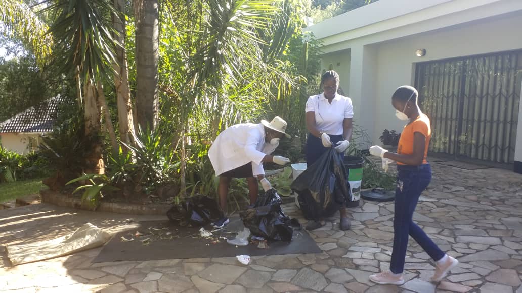Participating in the #Nationalcleanupday with my family during the #LockdownZim separating waste at source, for a clean, safe and healthy environment.
#COVID19Pandemic 
#myenvironmentmypride 

@EMAeep @METHI_Zimbabwe @nqo_nn
