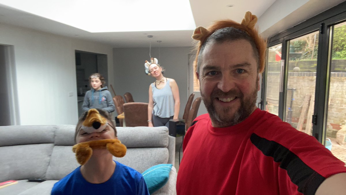 barefoot_ant's tweet photo. We are on it @thebodycoach from market Lavington Alfie, Imogen, carole and Anthony #JoeWicksPE https://t.co/xZE7Y7xVLe