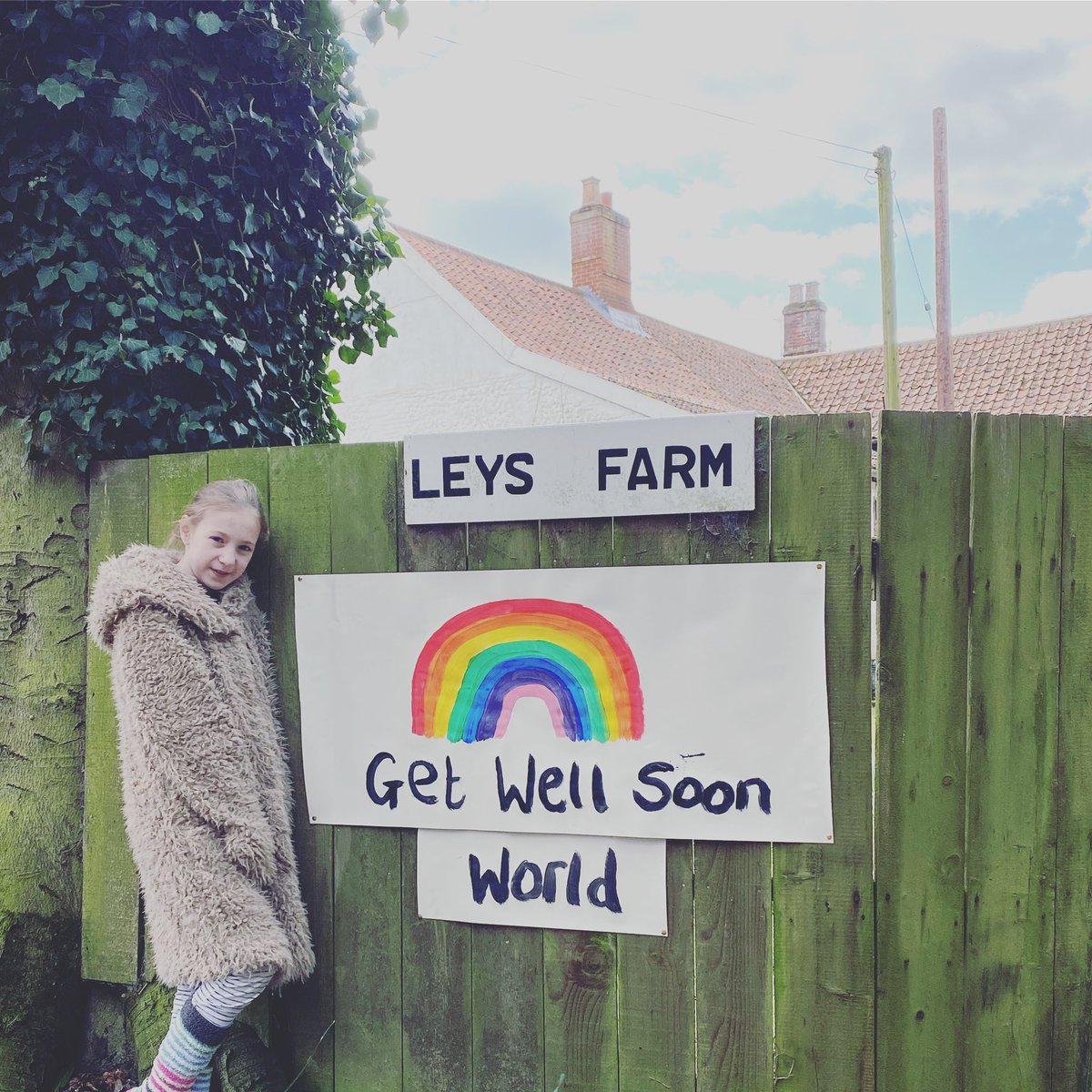 ammemma's tweet photo. @reallorraine @GMB Poppy’s Raindow. A reminder for the increased amount of walkers past our house down our country lane.  #kellykindness #getwellsoon #StayHomeSaveLives #COVID19Pandemic #poppysrainbow https://t.co/HBvyzA3J3p
