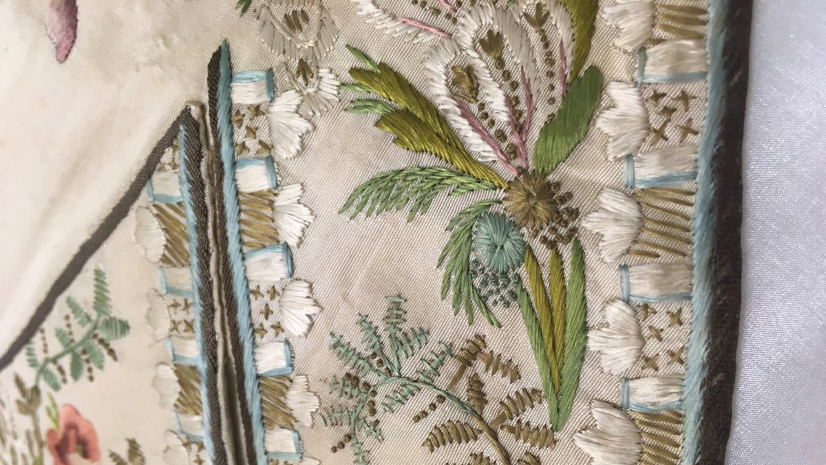 Just look at the detail in the embroidery!  Fine clothes like these were outrageously expensive, and obviously you couldn’t be seen in the same thing twice. Lords and ladies were known to mortgage their lands in order to purchase outfits for court  (2/4)