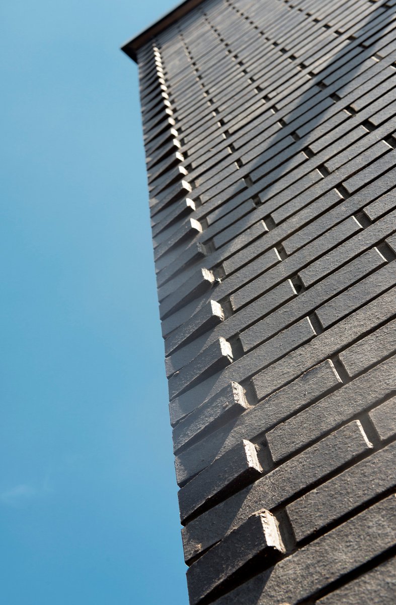 mbhplc's tweet photo. #brickrewind to 2019. The Confetti Digital Media Hub in Nottingham used #Blockleys Black Smooth #bricks with a BD1.3 special for unusual detailing. It won the Sustainable Development Award at the East Midlands Bricks Awards 2019. @AllanJoyceArch @Stepnellltd @RoyGeddesBrick https://t.co/5wxjIRzSOP