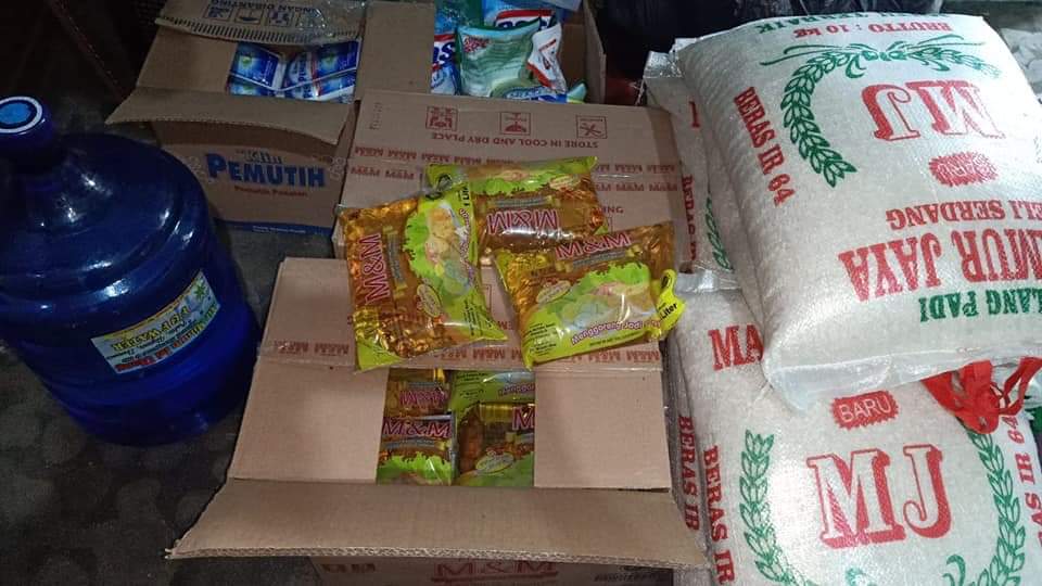 farid_wajdi70's tweet photo. PC @muhammadiyah
L. Pakam, Sumut, melaksanakan teologi Al Ma'un
dlm "Jum'at Berkah" dg bagikan 30 paket sembako, al: beras 5 kg, mie instan 1 kotak, telur 30 butir, &amp; minyak makan 1 kg, bagi warga yg terdampak ekonomi Covid19. Program ini adl konversi dr Warung Makan Gratis https://t.co/Rim8AooH8a