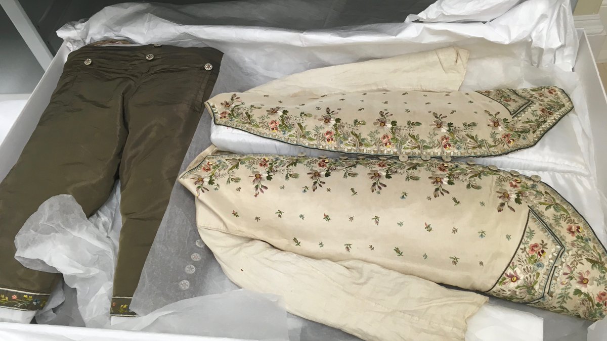 How’s this for  #FormalFriday?  This exquisite hand-embroidered silk suit (tail-coat, waist-coat and breeches) from c.1790 would have ensured its wearer stood out at the lavish royal parties frequently held at  #KensingtonPalace and  #HamptonCourtPalace in the 18th century (1/4)