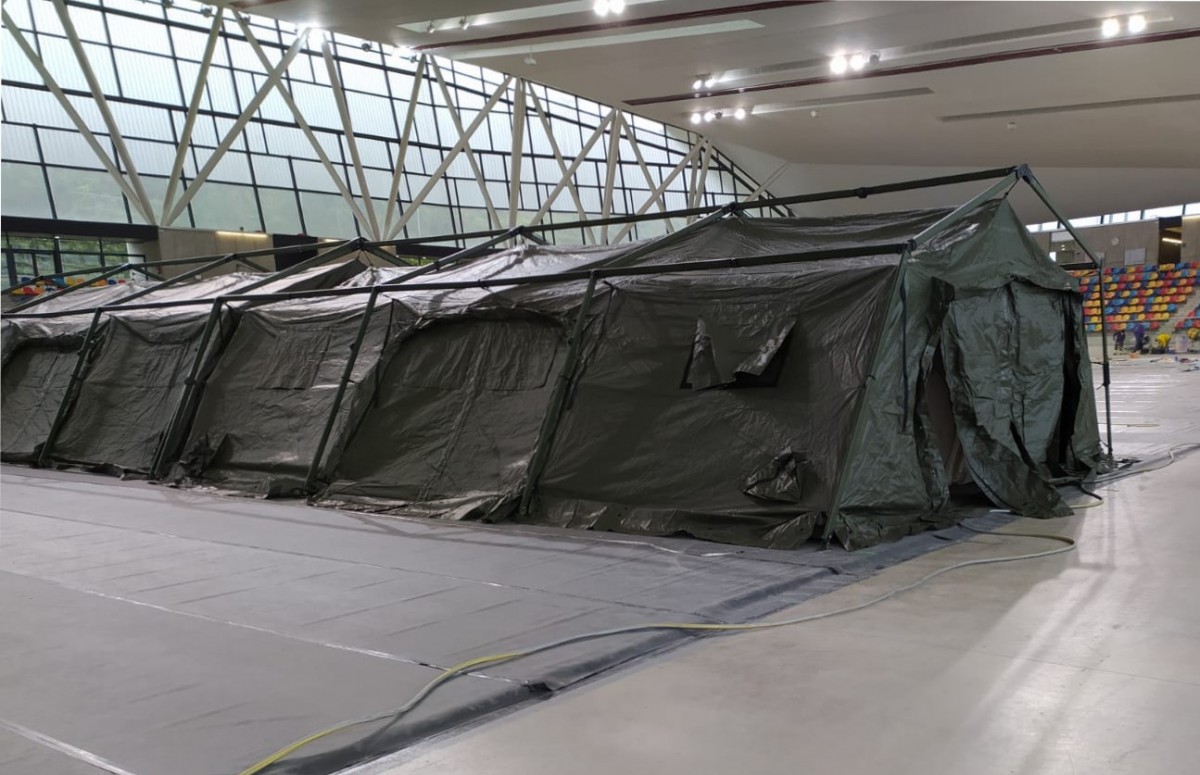 ANC_Bombers's tweet photo. Exercici de comparació hospital de Sabadell, abans i després: 
- Fotos dalt: criteri militar.
- Fotos baix: criteri sanitari.
(Comprivades tendes campanya i evidenciar mancances salubritat i tècniques, la Generalitat intervé. PSC i afins van dir que era una intervenció politica) https://t.co/svUxmc2CUg