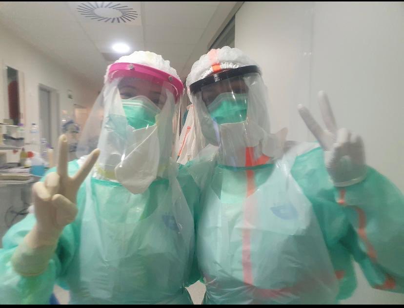 salesianosatoch's tweet photo. La #UCICOVID del @HUReyJuanCarlos de Móstoles nos dan las gracias por nuestras viseras.
#YoMeQuedoEnCasa #quedatencasa https://t.co/hK40tjAGAC