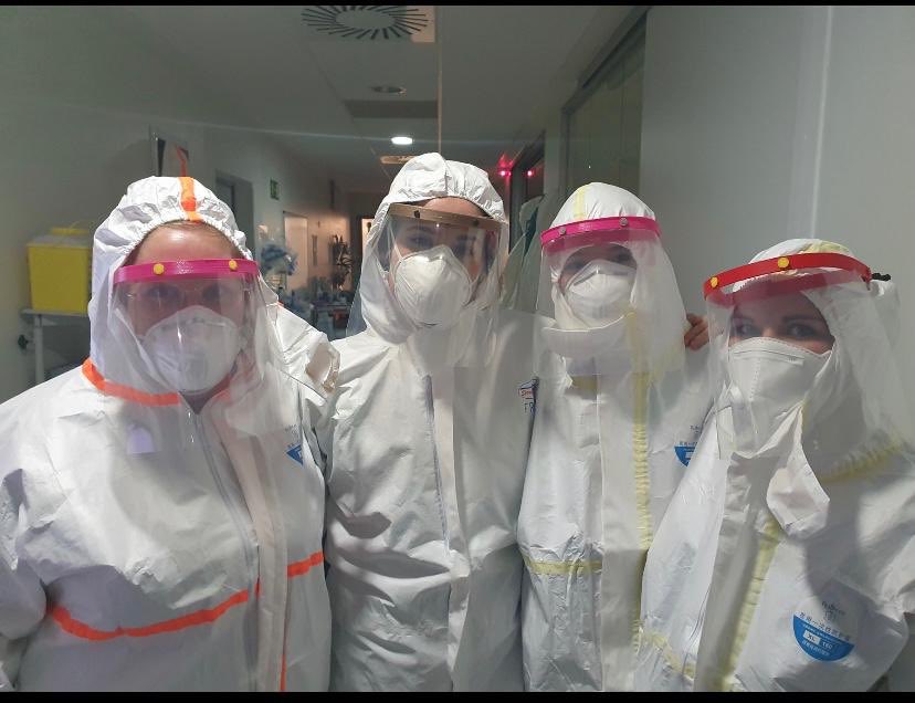 salesianosatoch's tweet photo. La #UCICOVID del @HUReyJuanCarlos de Móstoles nos dan las gracias por nuestras viseras.
#YoMeQuedoEnCasa #quedatencasa https://t.co/hK40tjAGAC