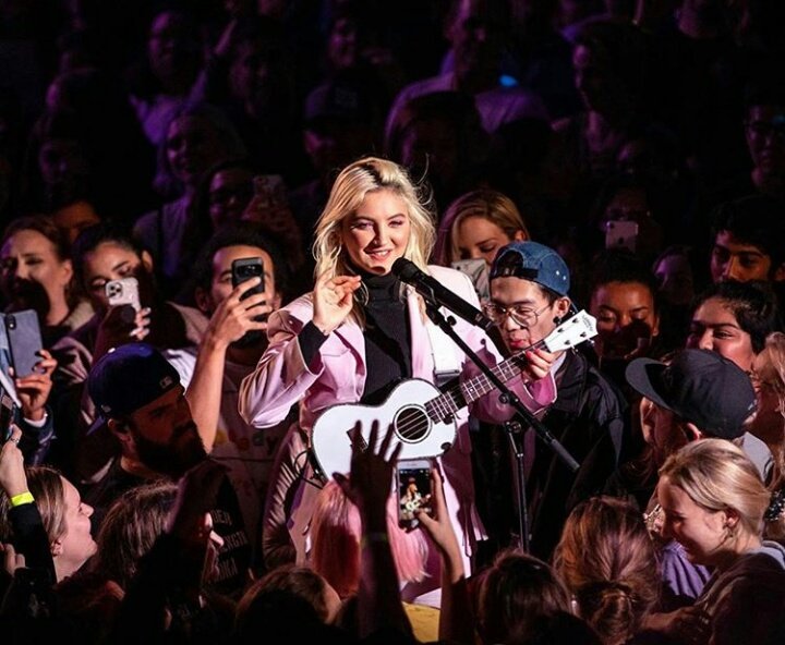 Julia bir keresinde konserde astımı olan bir hayranına gidip sarılmıştı görmek için kaydırın