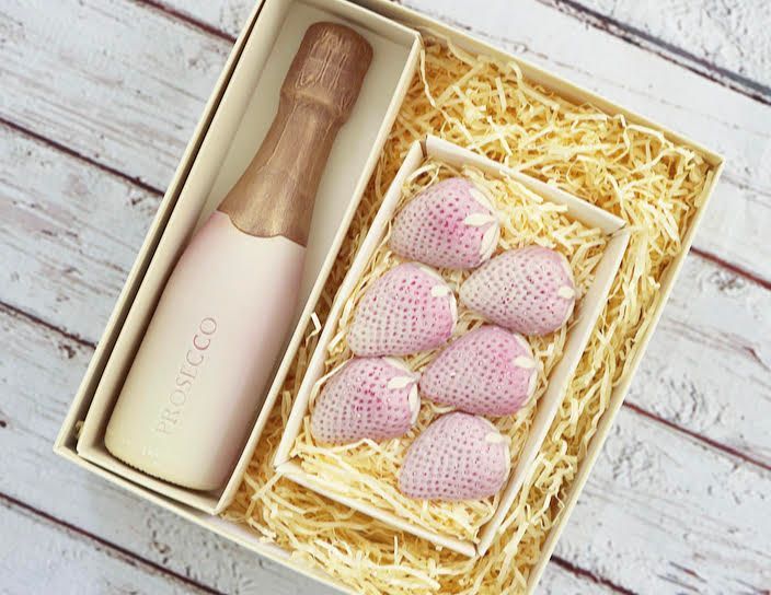 sarah_berryman1's tweet photo. Make someone’s day during these difficult and uncertain times by treating to the ultimate chocolate gift with @chiefchoclady https://t.co/nlP9TRXPH0 #cheerupthenation #keepsmiling #bloggers @FemaleBloggerRT #bloggerstribe #sweettreat #choconchoc https://t.co/540jFfvOJX
