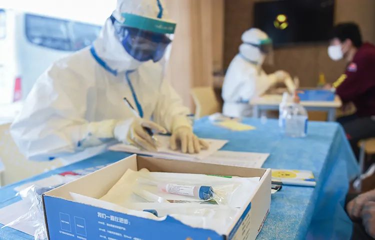 PDChina's tweet photo. #TrendinginChina: Some foreigners in China violated quarantine rules and even bit a medic’s face when the country remains at risk of imported infections, triggering public outrage and administrative penalties. https://t.co/TRIabRW6PX https://t.co/Wf0UzgScDv