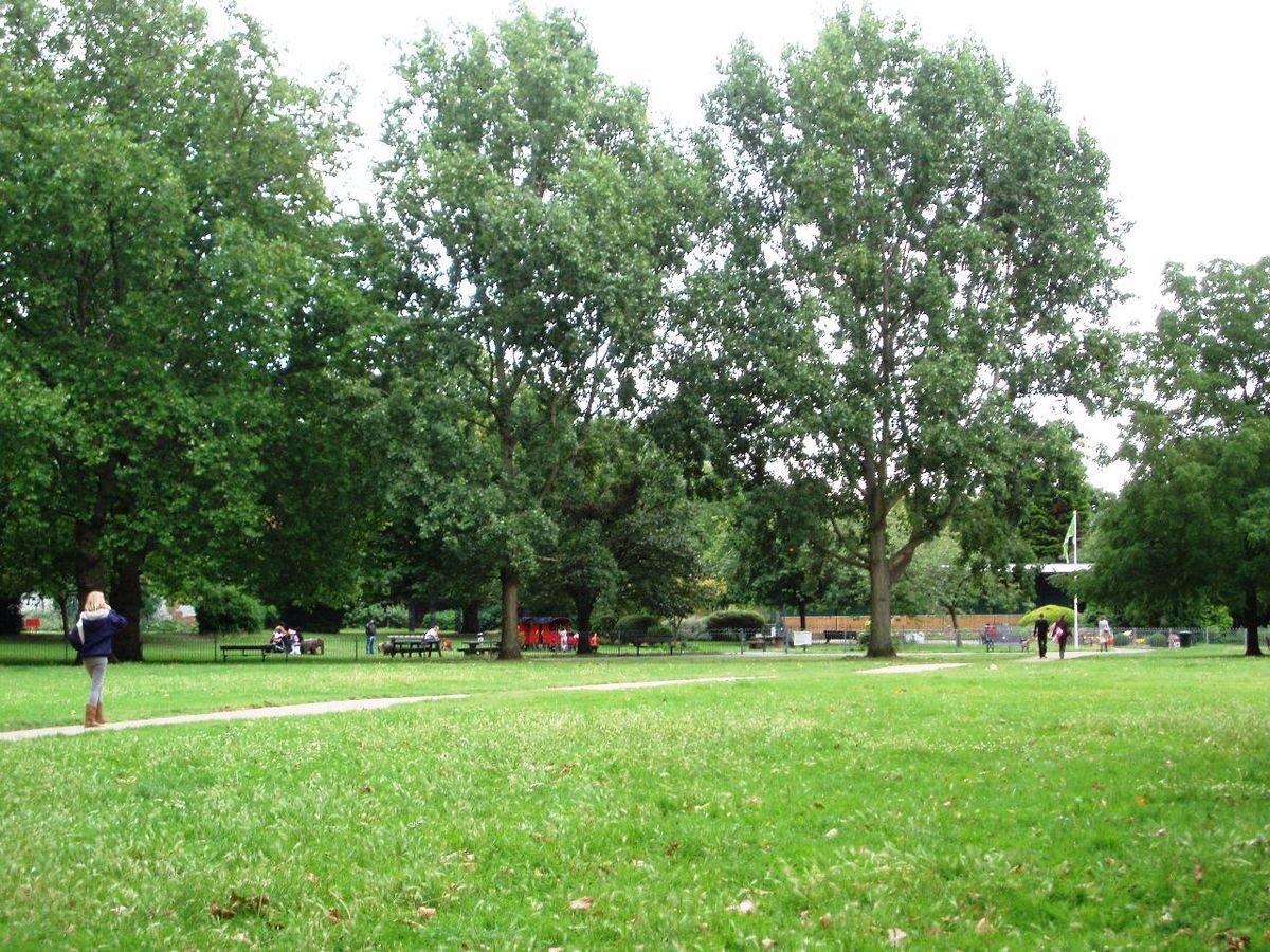 A thread of London parks as supermarkets. 1/ Vauxhall Park would be Costcutters. Fine to pop in once in a while if you’re caught short, but not an actively pleasant experience. No one plans ahead to visit Costcutters.