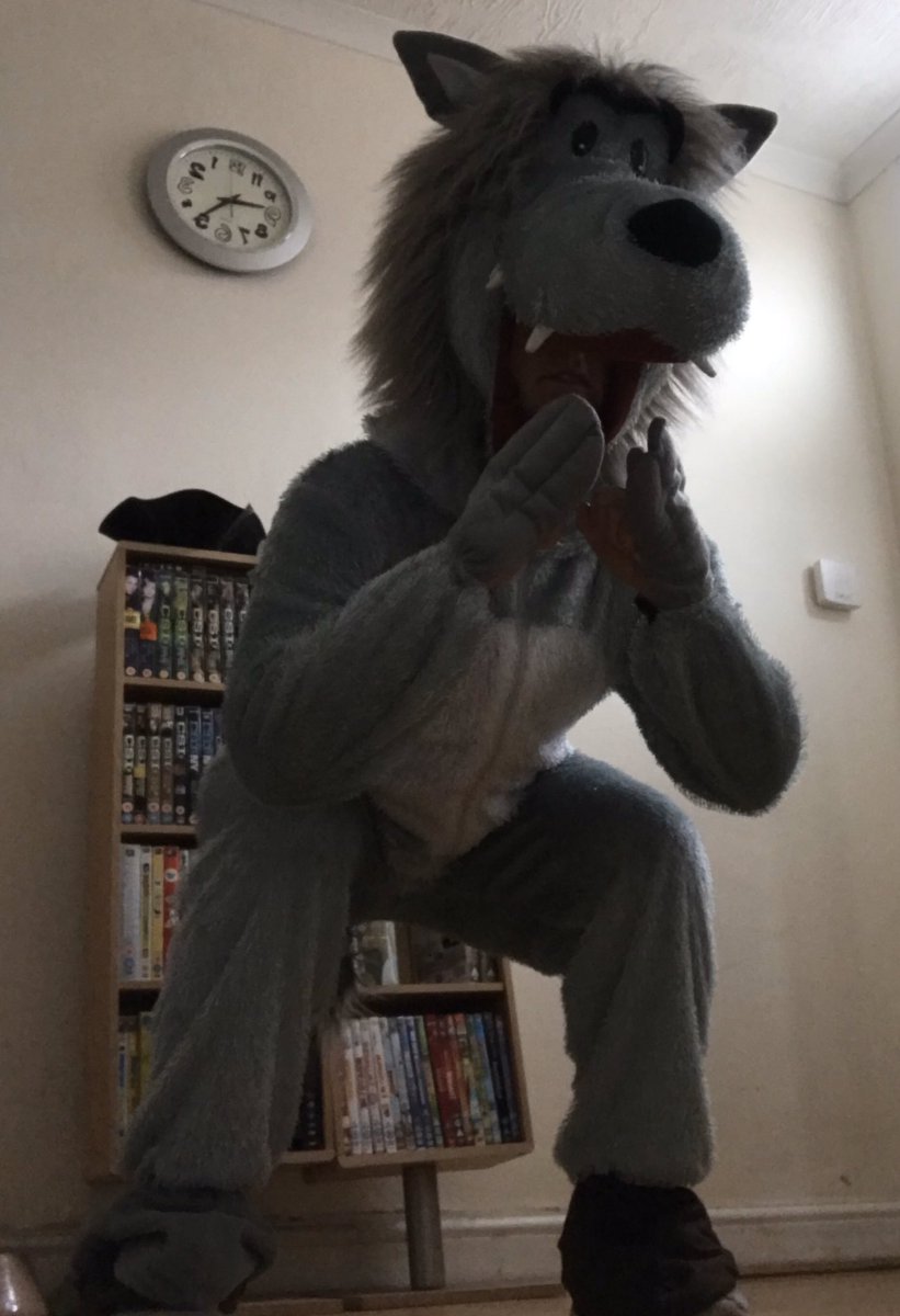 BucaBev's tweet photo. #PEWithJoe #fancydressfriday putting the big bad wolf through his paces!!! https://t.co/dgUSexmZbq
