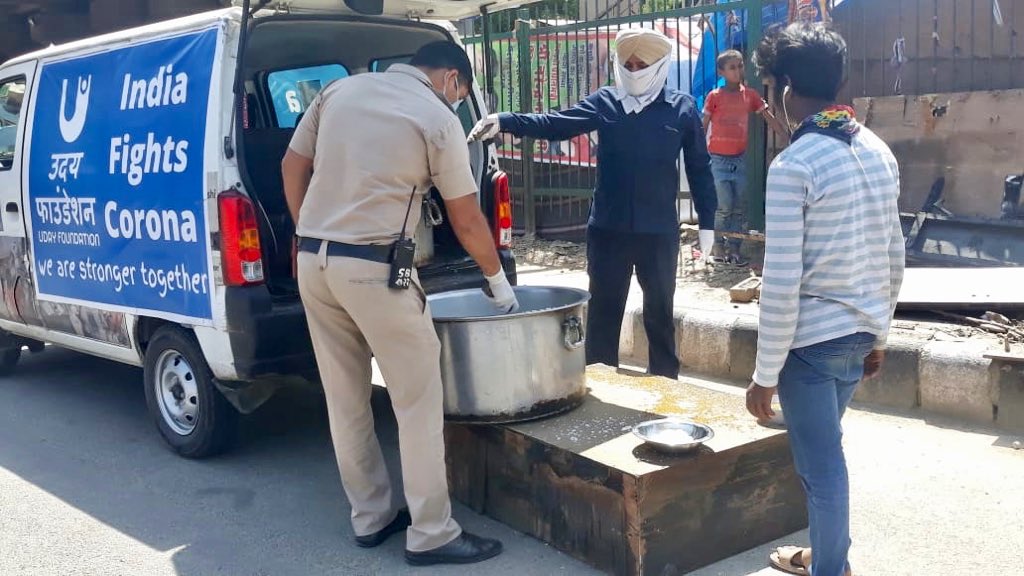 udayfoundation's tweet photo. Food drive for homeless along with the Blind Relief Association Delhi @BlindDelhi. Really appreciate the entire team of Lodhi Road Police Station for their selfless support. Thank you @DCPSouthDelhi @bharat_radhika https://t.co/2OHKvWaKDb