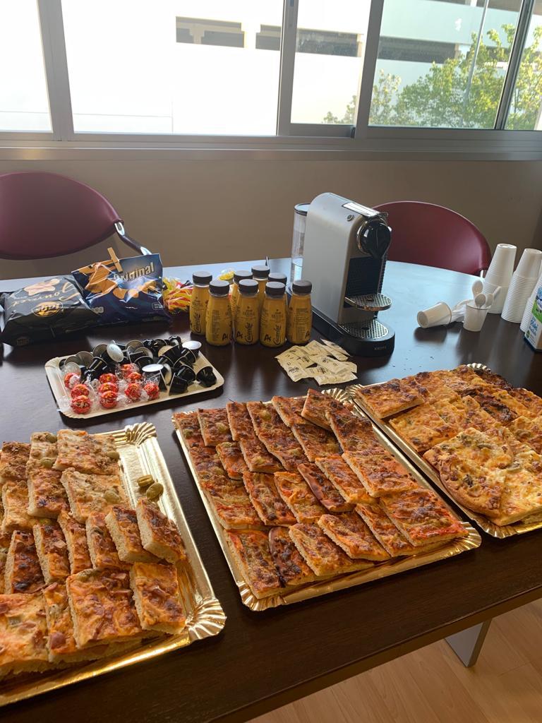 Empezamos el viernes con un desayuno especial y merecido para el equipo de Periche Profesional, que están haciendo un trabajo encomiable para abastecer a hospitales y farmacias de soluciones hidroalcohólicas.