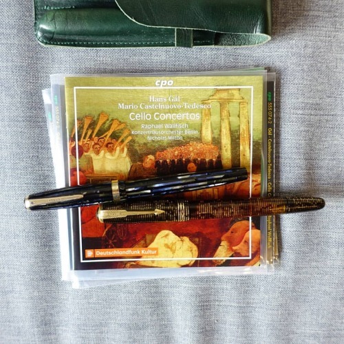 ClassicalCritic's tweet photo. #morninglistening to #HansGál & #CastelnuovoTedesco #CelloConcertos w/@RWallfisch & @Konzerthaus Orchestra on #CPO
Amazon: https://t.co/jNgtbDDckz
@surprisedbeauty music!
#classicalcdcollection #classicalmusic #classicalmusiccollection #SurprisedByBe… https://t.co/gN4iUJPesb https://t.co/wA2TIfRPoH