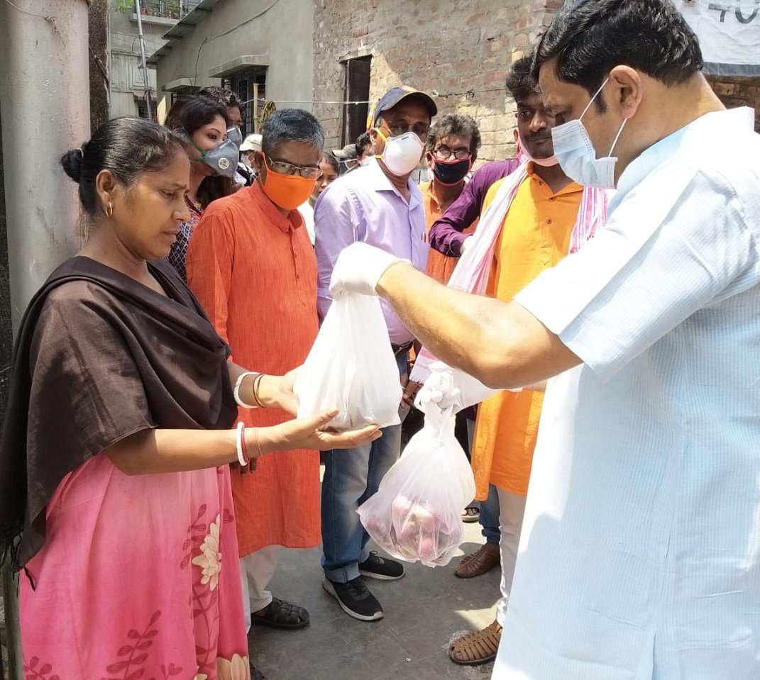 RahulSinhaBJP's tweet image. Today distributed food items door to door at Kolkata.

#Food4All #Help4All
