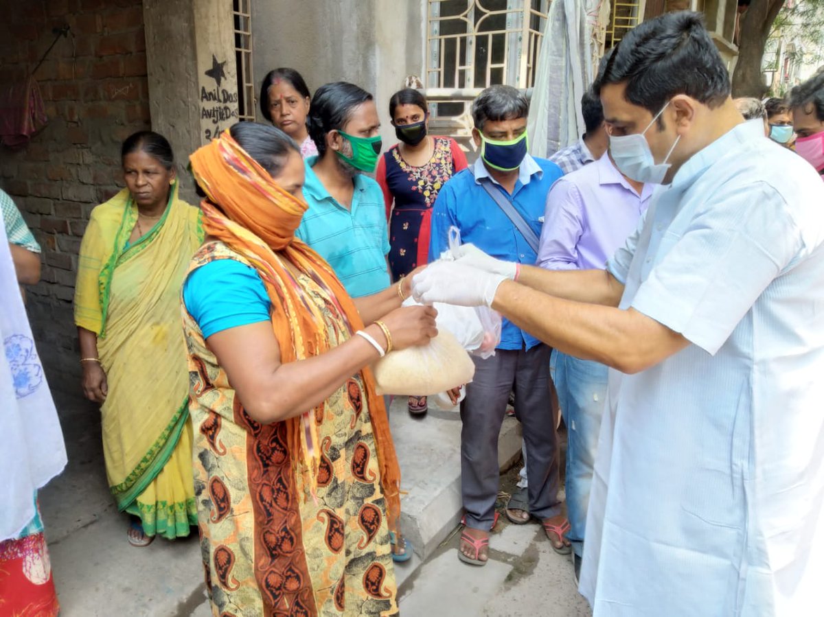 RahulSinhaBJP's tweet image. Today distributed food items door to door at Kolkata.

#Food4All #Help4All