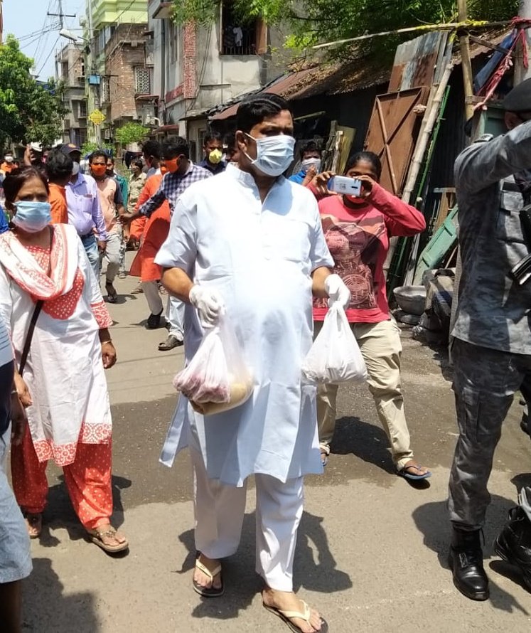 RahulSinhaBJP's tweet image. Today distributed food items door to door at Kolkata.

#Food4All #Help4All