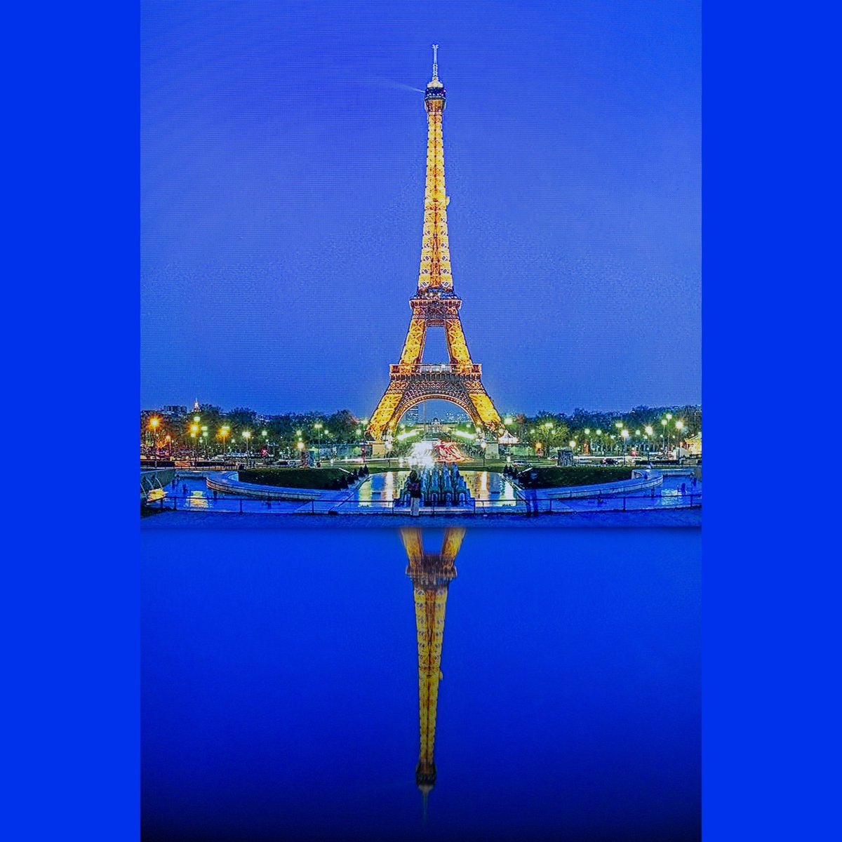 Itsmercyboi's tweet photo. Eiffel Tower......
.
.
@tybello @tybellophotography #availablelight #photographyathome #photographyathomewithty #eiffeltower #eiffeltoweratnight #canoncna #canoncnafrica https://t.co/y9ofGdQOcv